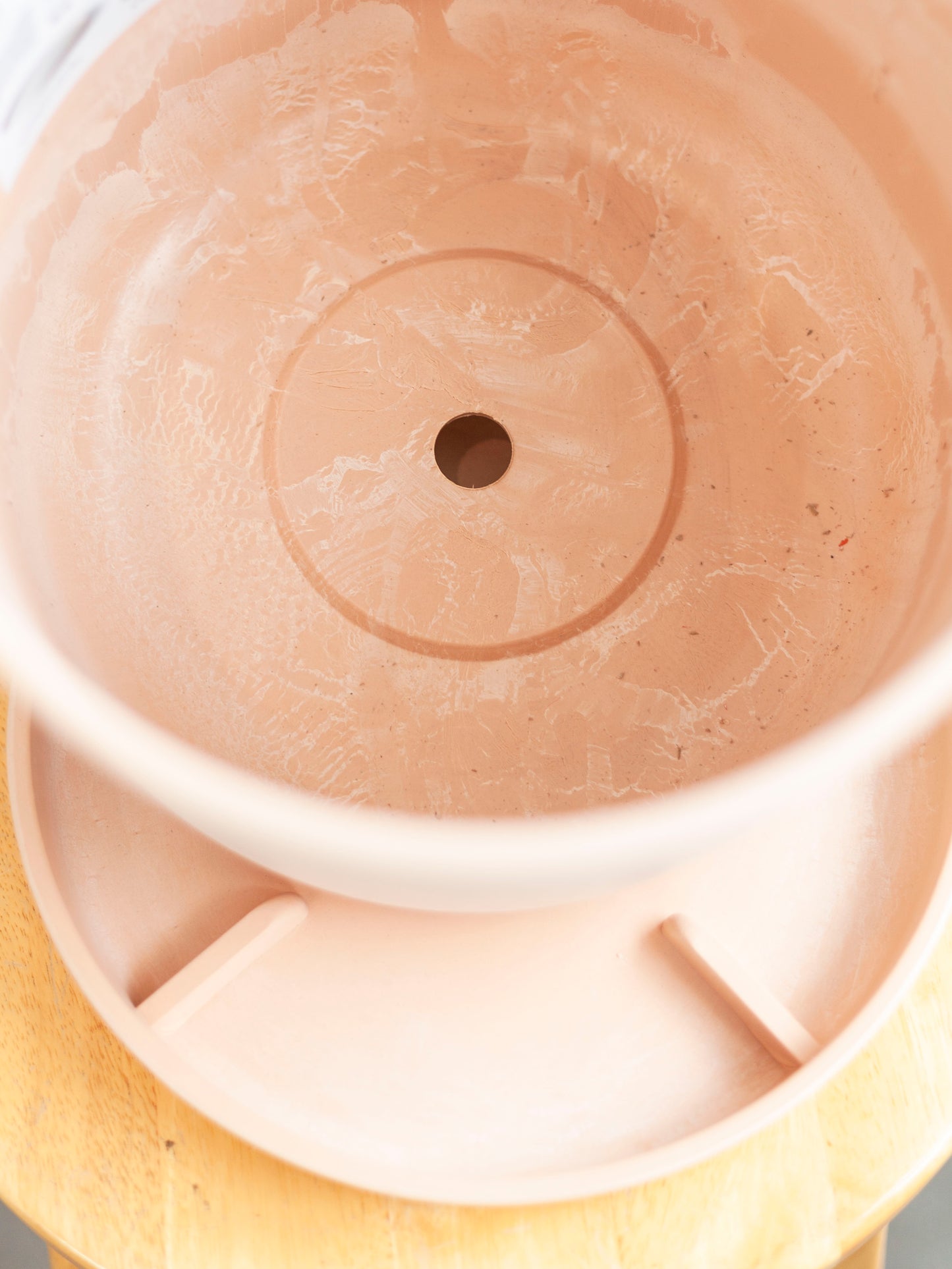 Signature Stone Planter & Saucer 9"